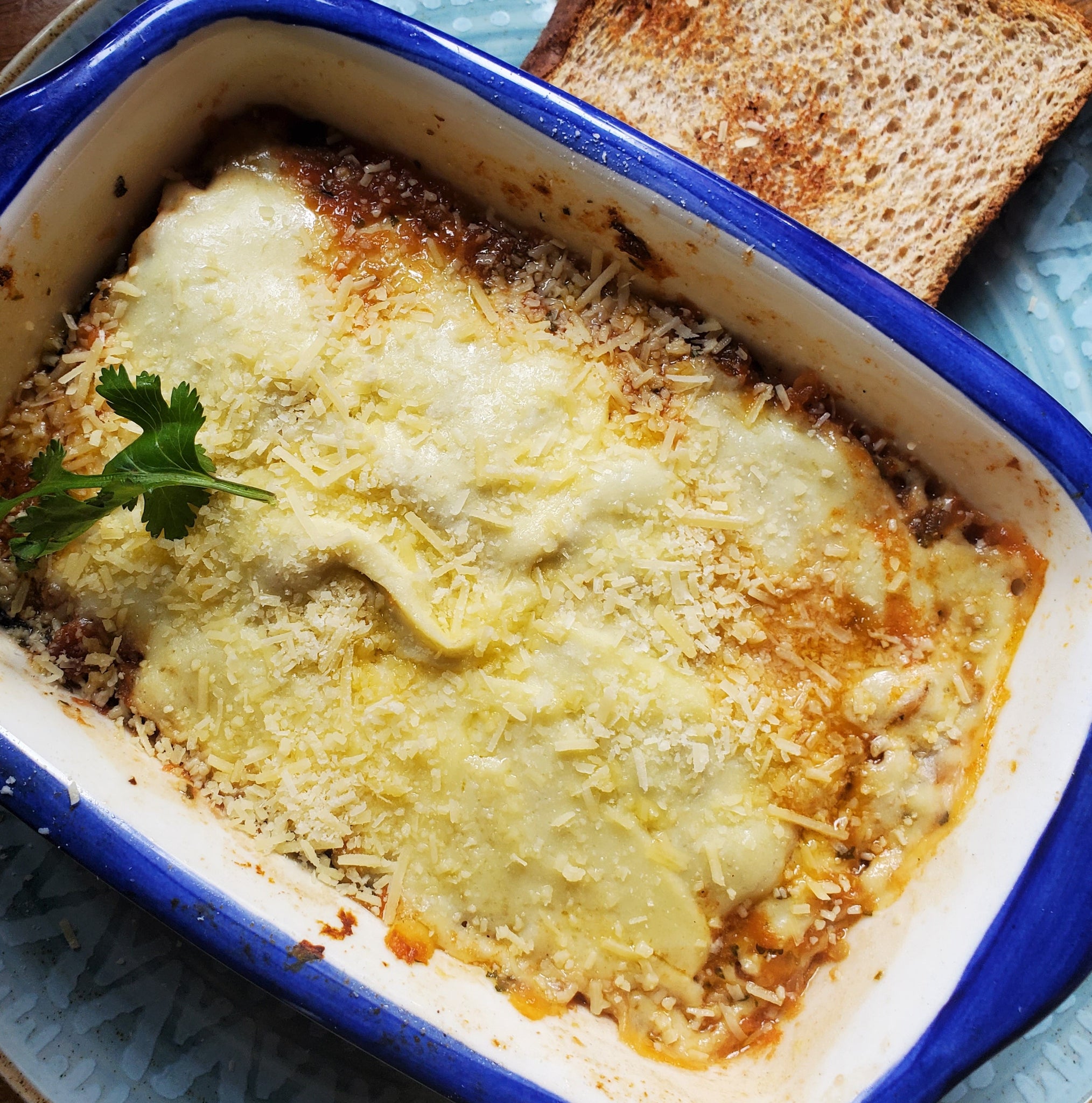 Gratinado de berenjena, tomate y albahaca