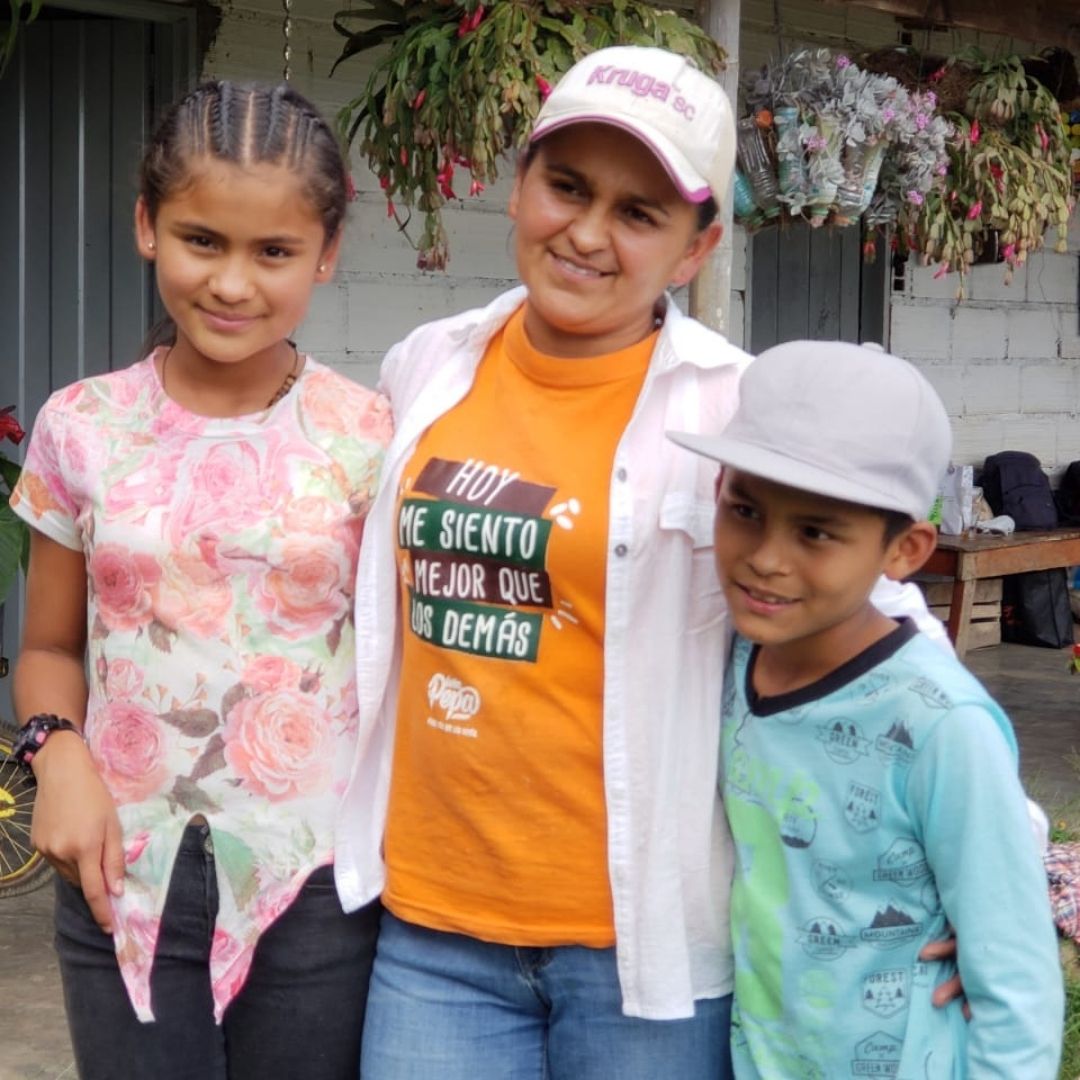 Mujeres en el campo con Milamores