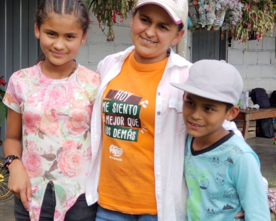 Mujeres en el campo con Milamores