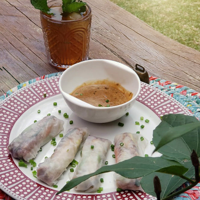 Rollitos de papel de arroz, con Salsa de maní