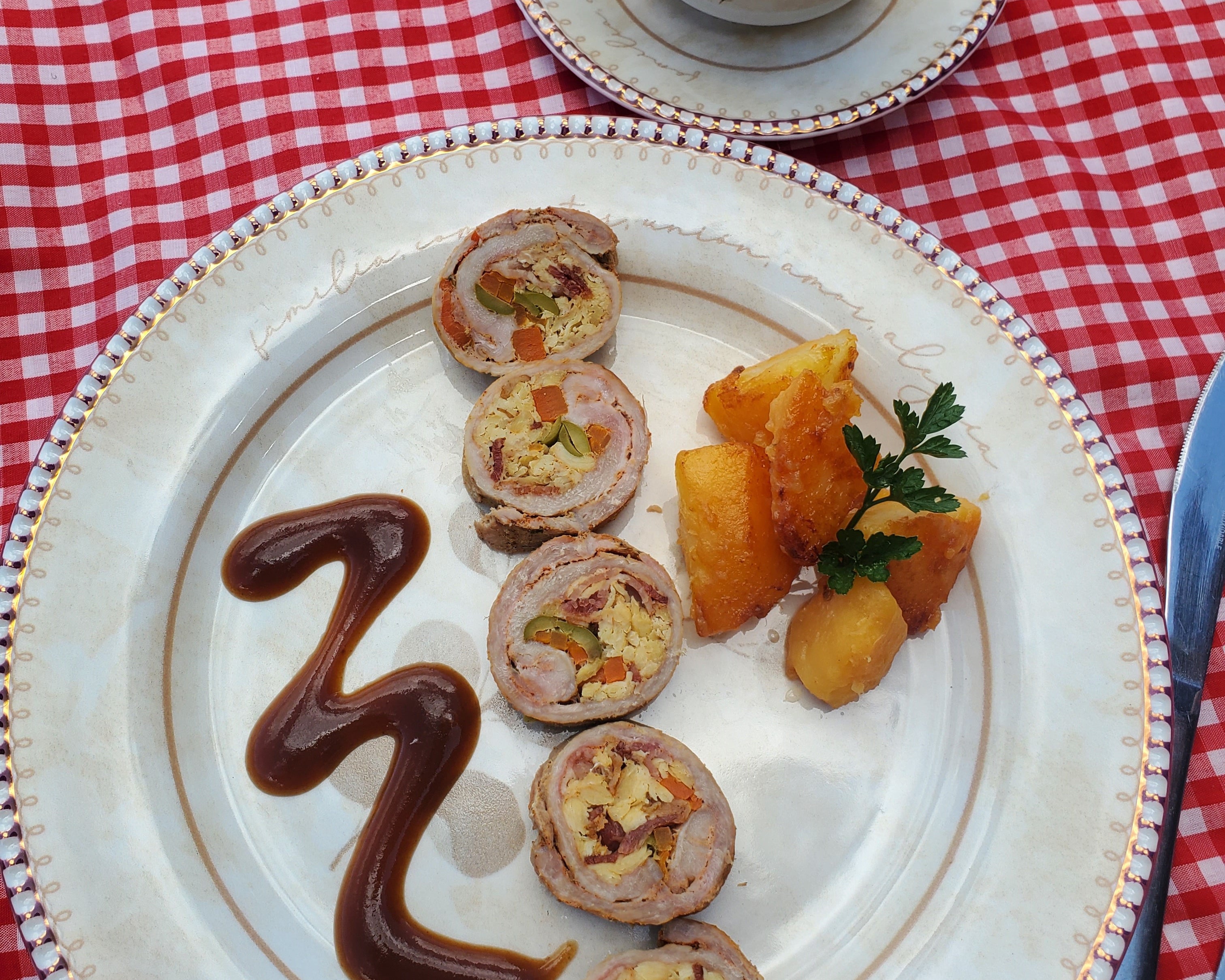Rollo de pierna de cerdo con pollo y verdura