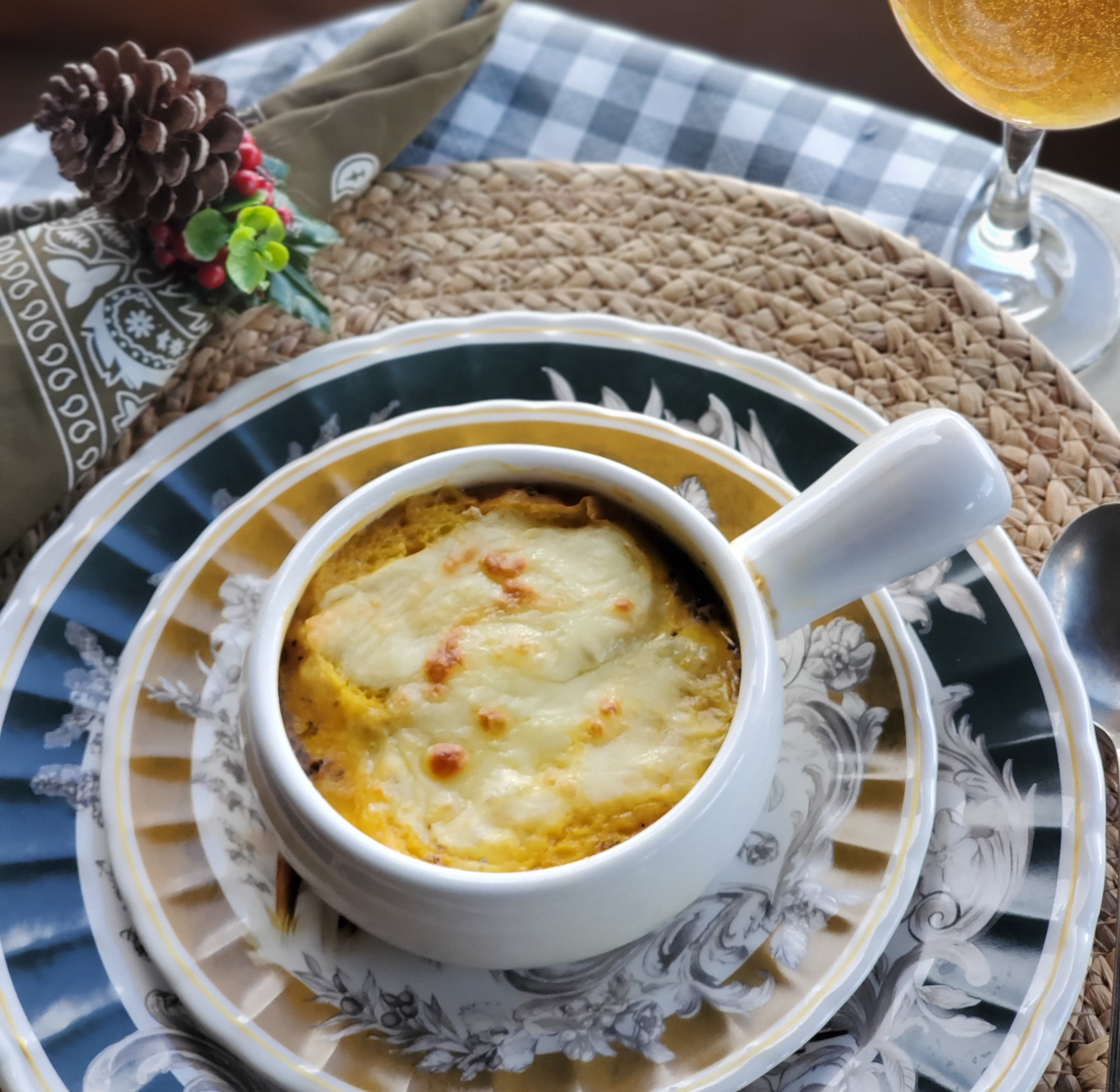Sopa de cebolla aromatizada con romero